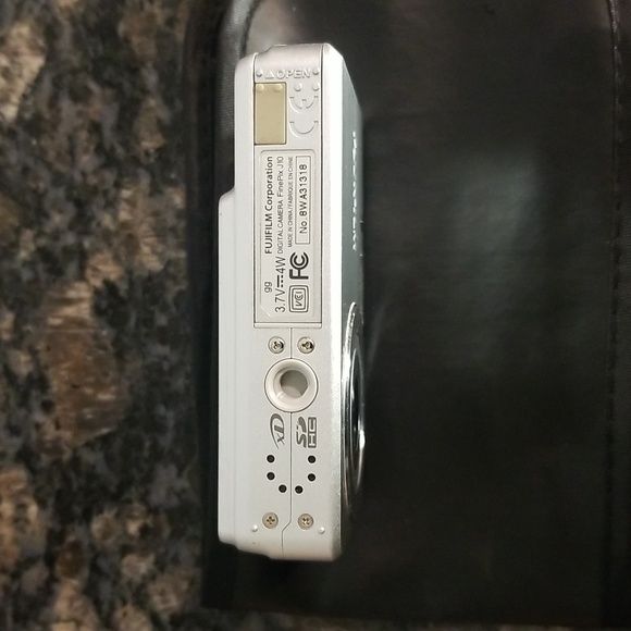 Fujifilm FinePix J10 Digital Camera - Picture 7 of 15